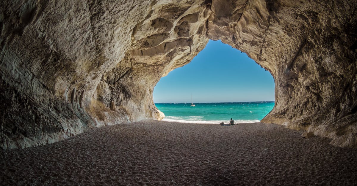 découvrez les merveilles de la grotte baredine, un trésor naturel situé en croatie. plongez dans un monde souterrain fascinant, rempli de formations karstiques spectaculaires, de stalactites et stalagmites, et vivez une expérience inoubliable au cœur de la beauté naturelle.